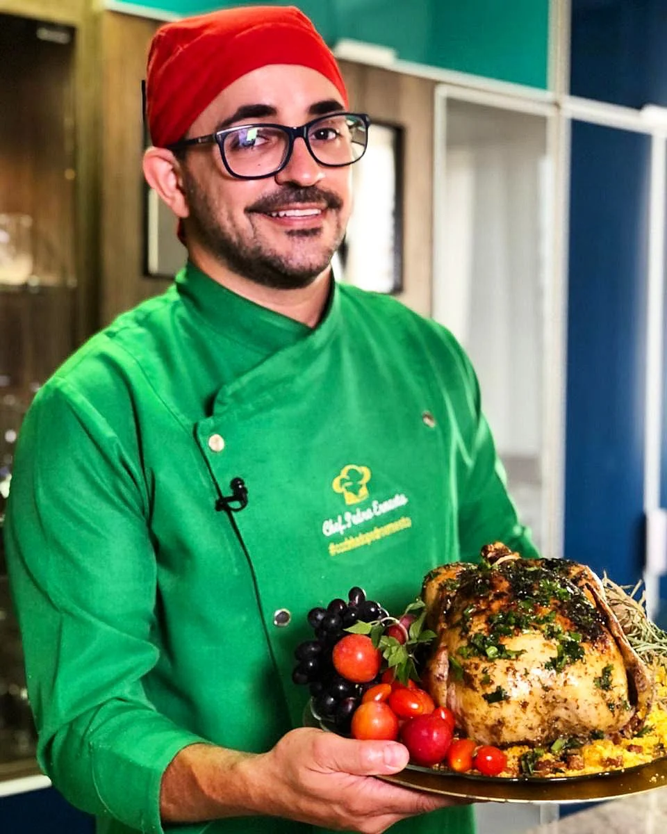 Chef Pedro Ernesto com o avental do IGA, apresentando uma travessa finalizada