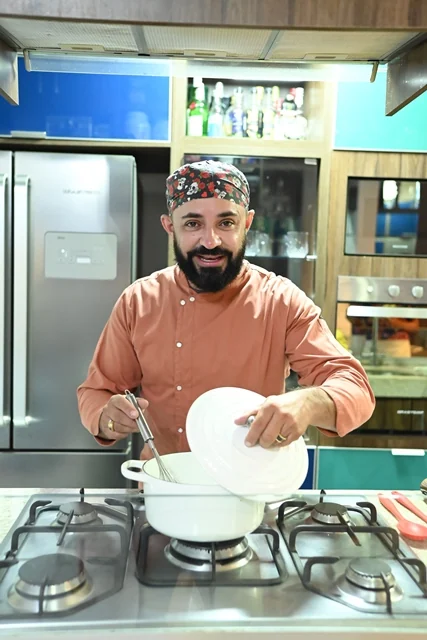 Chef Pedro Ernesto finalizando uma preparação na panela