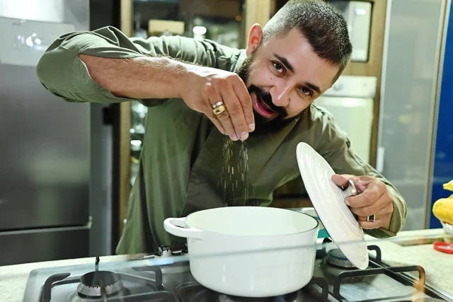 Chef Pedro Ernesto provando o ponto da preparação
