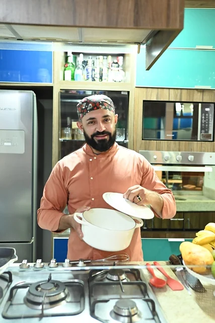 Chef Pedro Ernesto abrindo a panela durante a demonstração