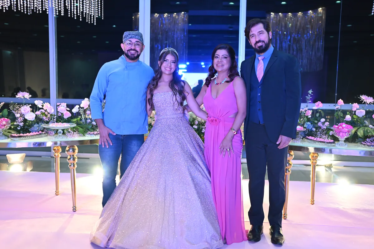 Debutante e familia em festa de 15 anos servida pelo chef
