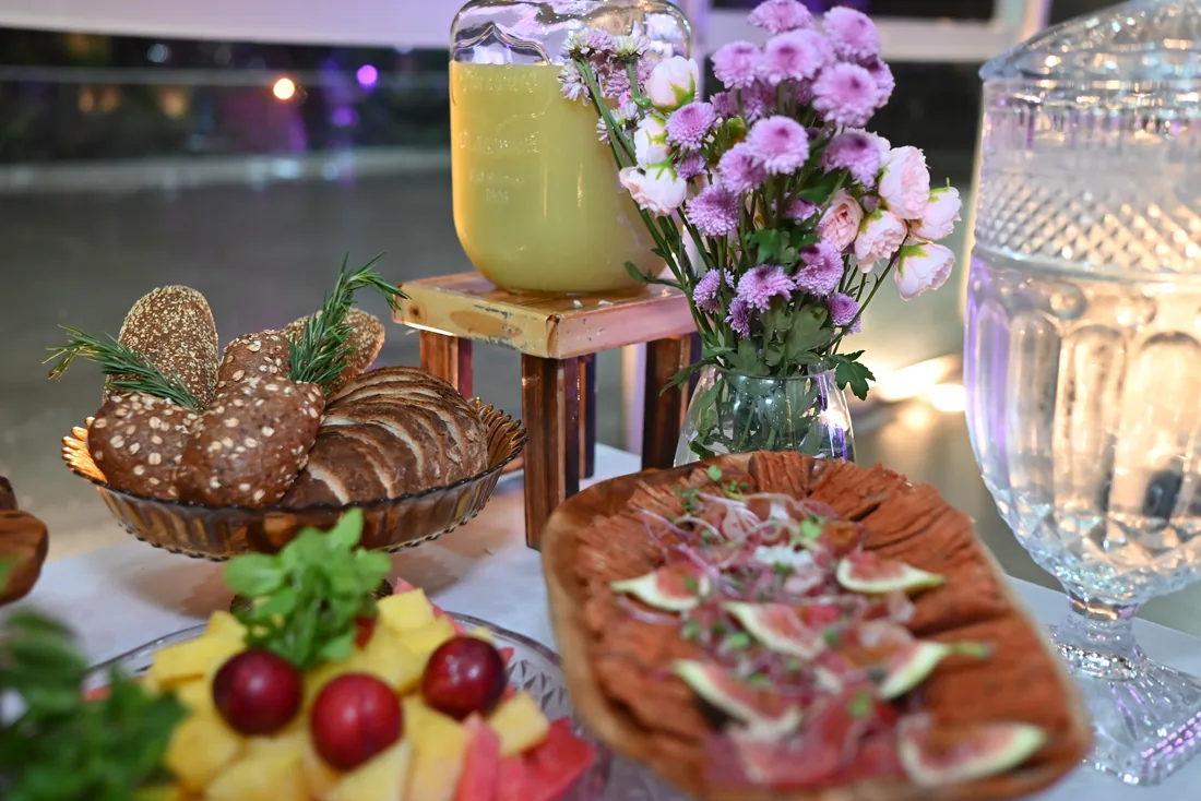 Mesa de gala com frutas e antepastos