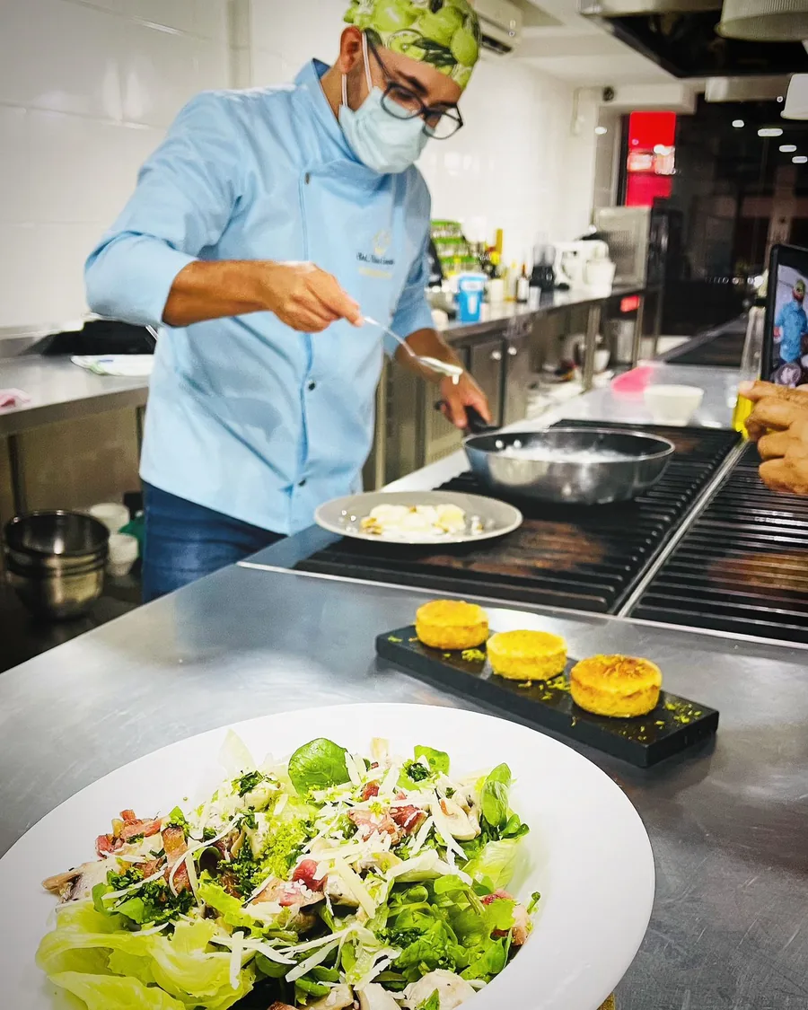 Chef Pedro Ernesto cozinhando em aula de gastronomia