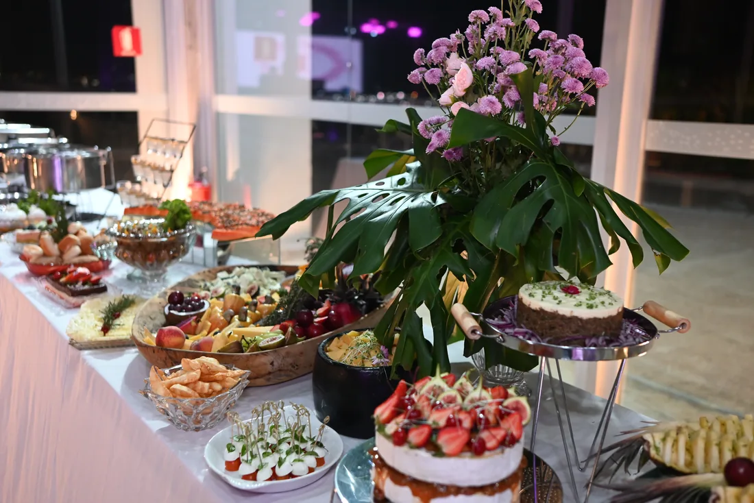 Buffet completo montado para evento